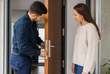 Chaveiro utilizando ferramentas para abrir uma porta em Itacoatiara.